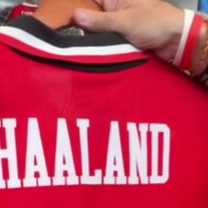 Em palco de Noruega x Inglaterra, camisa do pai de Haaland custa R$ 1.000