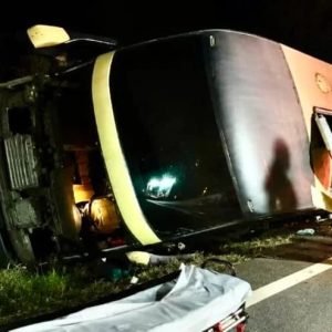 Ônibus com 37 pessoas tomba em rodovia e 9 ficam feridas; uma vítima presa às ferragens