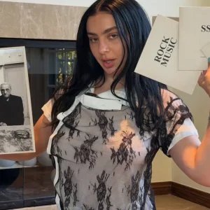 Charli XCX lança novo álbum “Music, Fashion, Film”; confira detalhes