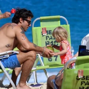 Chay Suede curte praia com filha em dia de folga; veja fotos