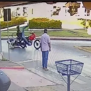 Mulher de 48 anos fica ferida em colisão entre motocicletas no centro de Nova Mutum/MT