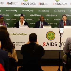 Infecções e mortes por HIV caem, mas falta de recursos ameaça avanços