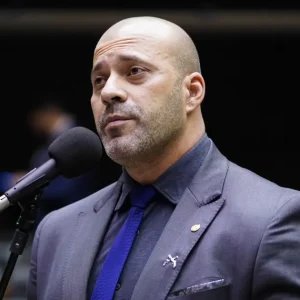 Moraes dá 48 horas para Daniel Silveira explicar vídeo com Portinho