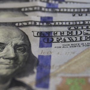Dólar supera R$ 5,20, e bolsa cai com expectativa por juros nos EUA