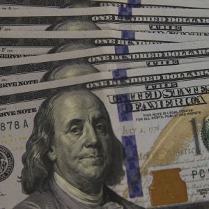 Dólar cai a R$ 5,13, e bolsa recua em dia de ajuste no mercado