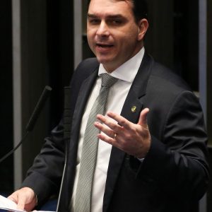 PGR pede que Flávio Bolsonaro seja ouvido por calúnia contra Lula