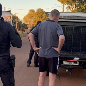 Suspeitos de abastecer facções rivais com armas e drogas são presos