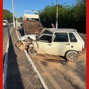 Motorista perde controle e bate em poste após ser fechado por carreta