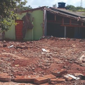 Família desabrigada após obra da prefeitura pede moradia à Justiça