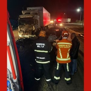 Jovem morre preso às ferragens após batida entre carro e carreta em BR