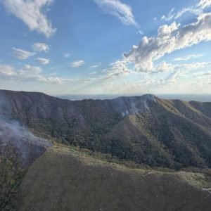 Incêndio florestal mobiliza bombeiros, helicóptero e aviões em Chapada dos Guimarães (MT)