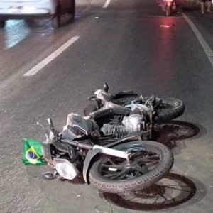 Morre motociclista que ficou inconsciente após bater contra poste