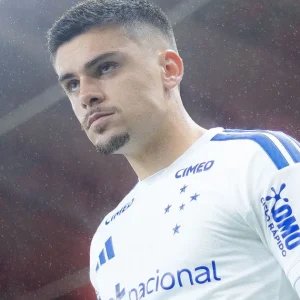 Cena forte: Gabriel Pec, do Cruzeiro, leva entrada dura; zagueiro é expulso