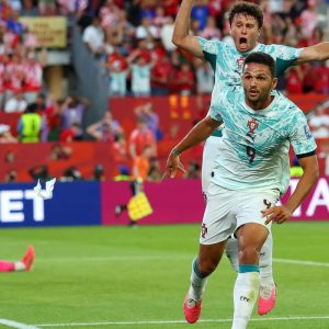 Portugal vira sobre Croácia e vai às oitavas com gols de CR7 e Ramos
