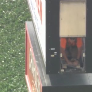Vídeo: Homem fica preso dentro de outdoor nos EUA e precisa ser resgatado