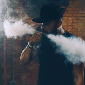 Vapes são tão prejudiciais para prática de exercício físico quanto cigarros convencionais; veja os efeitos na saúde
