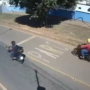 Entregadora por aplicativo morre após bater de frente com caminhonete