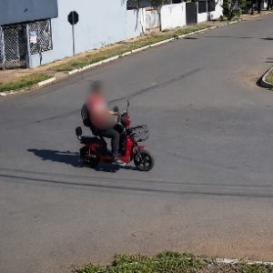Jovem fica ferida após bater bicicleta elétrica em carro parado em Nova Mutum; veja vídeo
