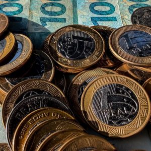 Inflação usada para corrigir salários acumula 4,33% em 12 meses