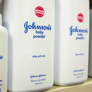 Johnson & Johnson oferece R$ 28 bilhões para encerrar processos que ligam uso de talco a câncer