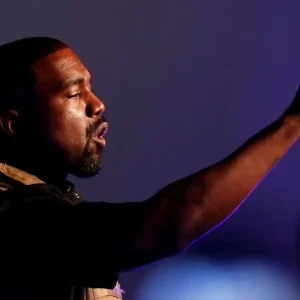 Após cancelamento em outros países, Kanye West se apresenta na Albânia