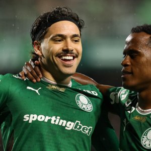 Palmeiras vence Coritiba e amplia vantagem na liderança do Brasileirão