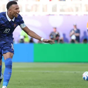 Mbappé marca, França supera retranca do Paraguai e vai às quartas da Copa