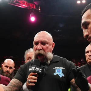 UFC 329: Conor McGregor sofre lesão no joelho e perde por nocaute técnico