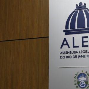 Deputados do RJ aprovam tornozeleira rosa para agressores de mulheres