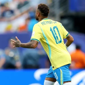 Em meio à eliminação, Neymar alcança marca de Pelé em Copas do Mundo