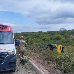 Ônibus com romeiros tomba no Ceará e provoca morte de duas pessoas