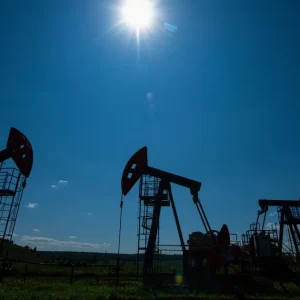 Petróleo dispara e atinge máxima em 3 semanas com ameaças em Ormuz