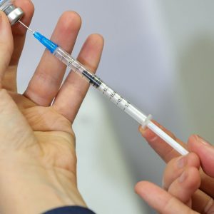 Vacina contra VSR em idosos reduz internações em 75%