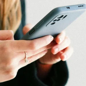 Quantidade de crianças de 10 a 13 anos com celular no Brasil cai em 2025