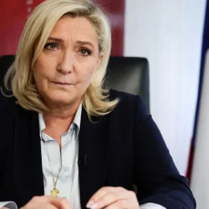 Le Pen tem condenação mantida na França; tempo de inegibilidade é reduzido