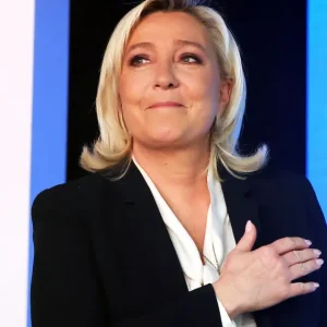Após decisão judicial, Le Pen diz que concorrerá à Presidência da França