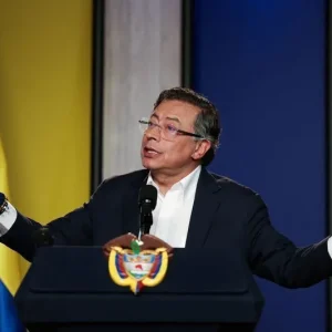 Petro diz não reconhecer vitória de De la Espriella e convoca manifestações