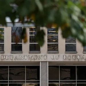 Governo Trump ameaça cortar verbas de escolas por políticas para trans