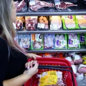 Brasileiro gasta mais de R$ 1 mil por mês no supermercado, mostra estudo