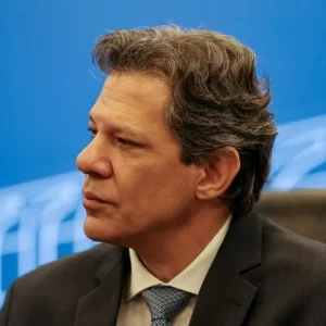 Aula de Haddad é interrompida após tumulto e briga entre manifestantes