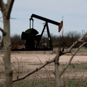 Petróleo sobe e títulos caem com retomada de ataques no Oriente Médio