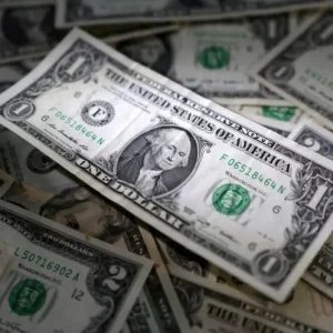 Mercado repercute tarifaço dos EUA ao Brasil; dólar abre em alta