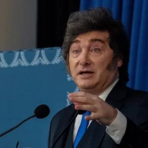 Milei assina decreto que prevê veto e expulsão por ataques à Argentina