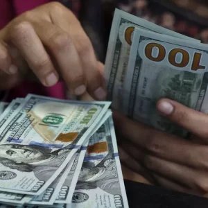 Dólar ronda estabilidade na abertura com 1º dia de tarifa dos EUA