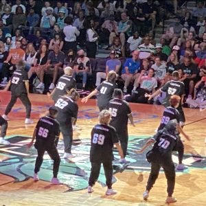 Dançarinos de time de basquete têm entre 41 e 88 anos