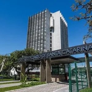 Justiça de SC manda mulher apagar fotos com o ex da internet após término