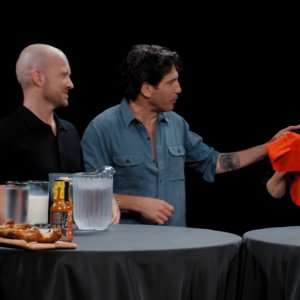 Tom Holland vomita em programa após comer frango com molho picante