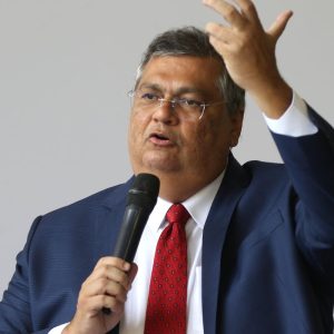 Dino bloqueia R$ 119 milhões de Valdemar por suspeitas em emendas