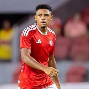 Zagueiro do Inter lamenta ter causado lesão em Gabriel Pec; veja
