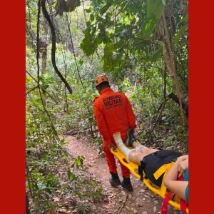 Mulher é resgatada pelos bombeiros após cair durante trilha em MT